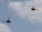 Spielerisch wirkt es wenn sich die beiden Hubschrauber umkreisen.