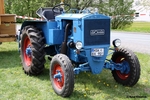 Blauer Traktor der Marke Röhr