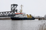 Das Vermessungsschiff Friesland passiert die Friesenbrücke